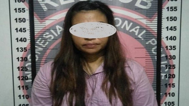 Wanita asal Pinrang diamankan polisi diduga gelapkan uang Panai Rp 15 Juta. (Suara.com)
