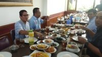 Calon Wakil Presiden nomor urut 02 Sandiaga Uno menikmati makanan khas Padang, Sumatera barat, sebagai menu makan siangnya, Jumat (26/4/2019). [Suara.com/Ria Rizki Nirmala Sari]
