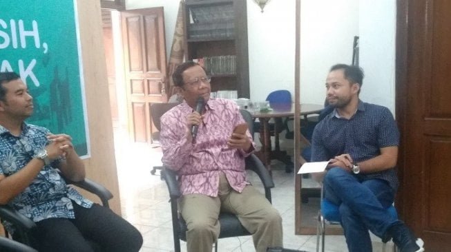 Mantan Ketua MK Mahfud MD di kantor MMD Initiative Senen, Jakpus. (Suara.com/Fakhri).
