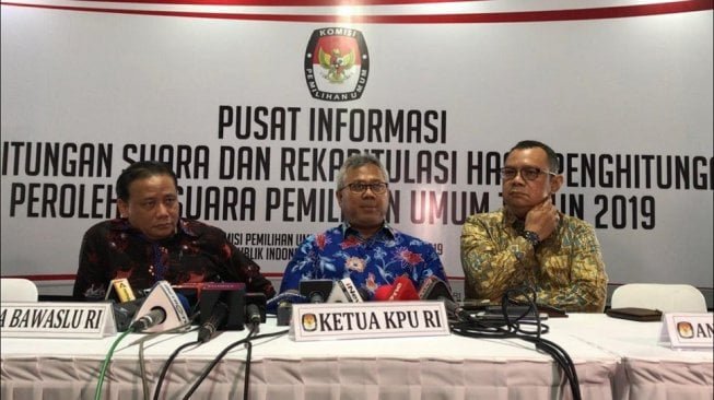 Ketua KPU Arief Budiman (Tengah). (Suara.com/Yosea Arga)