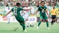 Winger Persebaya, Irfan Jaya (kiri) beraksi pada laga leg pertama final Piala Presiden 2019 kontra Arema FC di Gelora Bung Tomo, Selasa (9/4/2019) sore WIB.