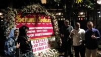 Karangan bunga ucapan selamat kepada Prabowo menghias di rumah Jalan Kertanegara nomor 4 Jakarta, Kamis (18/4/2019). [Suara.com/Ria Rizki]