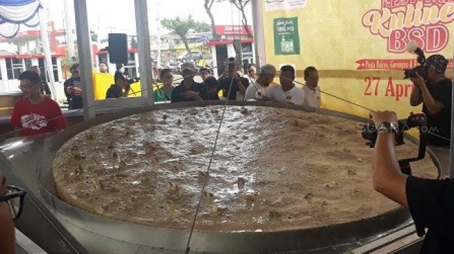 Ini penampakan bakso gepeng terbesar se-Indonesia. (Suara.com/Dinda Rachmawati)