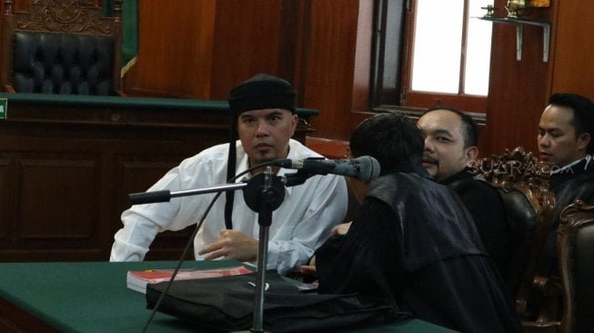 Terdakwa Ahmad Dhani saat menjalani persidangan di PN Surabaya. (Suara.com/Achmad Ali)