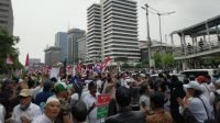 Massa yang menamakan diri Gabungan Elemen Rakyat untuk Keadlian alias Gerak, menggelar demonstrasi di depan kantor Badan Pengawas Pemilu, Jakarta Pusat, Jumat (10/5/2019). [Suara.com/Fakhri Fuadi Muflih]