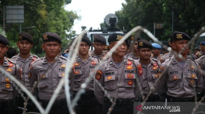 Kawat berduri dan anggota kepolisian menghalau aksi massa menuju ke Istana Merdeka saat peringatan Hari Buruh Internasional di Jakarta, Rabu (1/5/2019). [Ist]