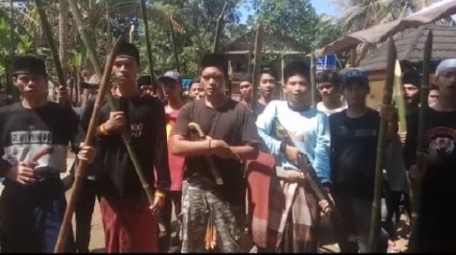 Video viral santri di Lebak memegang senjata sambil deklarasi dukung Prabowo-Sandi. (istimewa).