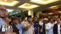 Prabowo Subianto - Sandiaga Uno saat konferensi pers di kediamannya, Jalan Kertanegara, Jakarta Selatan, Kamis (18/4/2019). [Suara.com/Ria Rizki Nirmala Sari]