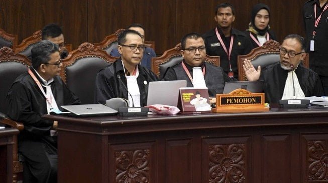 Tim hukum Prabowo - Subianto yang diketuai Bambang Widjojanto saat sidang perdana sengketa Pilpres 2019 di Mahkamah Konstitusi, Jumat (14/6/2019). (Ist)