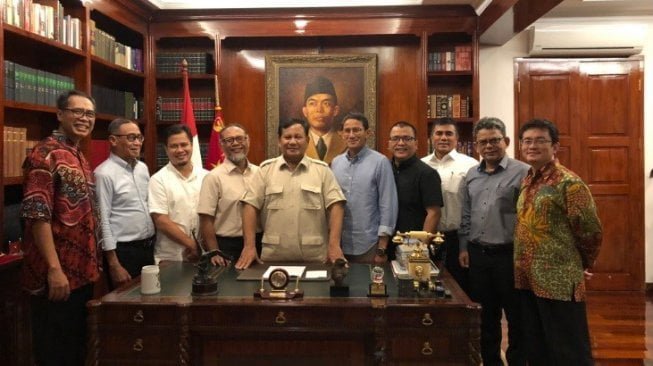Prabowo Subianto berfoto dengan tim kuasa hukum setelah putusan MK. (Dok Dahnil Anzar)