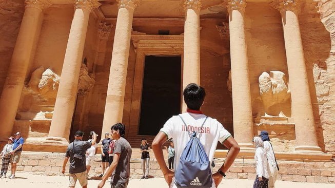 Achmad Jufriyanto tengah berwisata di Petra, Yordania. (Instagram/@achmad16jufriyanto)