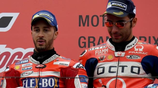 Pembalap Ducati, Andrea Dovizioso (kiri) dan rekan setimnya Danilo Petrucci. [AFP/Toshifumi Kitamura]