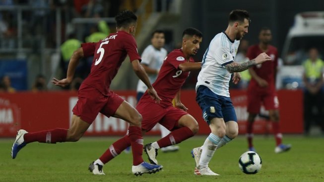 Kapten Timnas Argentina, Lionel Messi menggiring bola saat menghadapi Qatar pada Copa America 2019 di Stadion Gremio Arena, Porto Alegre, Brazil, Senin (24/6/2019) dini hari. (Jeferson Guareze / AFP)