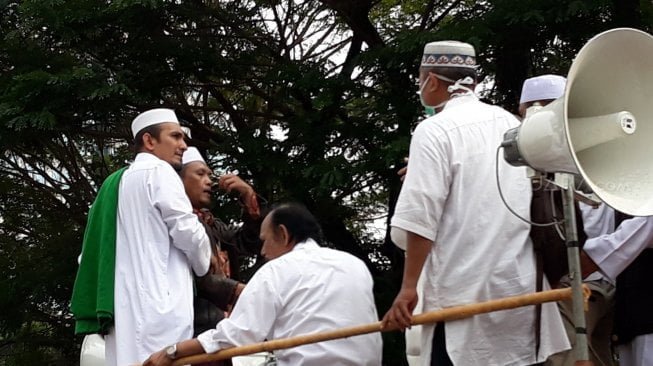 Massa Front Pembela Islam (FPI) mengawal sidang perdana sengketa Pilpres 2019 yang diajukan Capres dan Cawapres nomor urut 02 Prabowo - Sandiaga di MK. (Suara.com/Novian Ardiansyah)