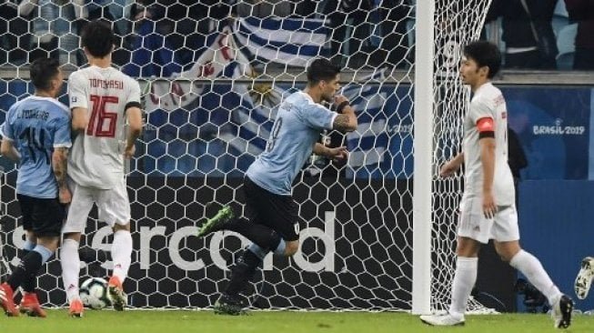 Striker Uruguay Luis Suarez (tengah) merayakan golnya ke gawang Jepang dari titik penalti. (Ist)