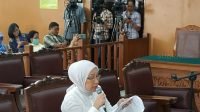 Terdakwa Ratna Sarumpaet saat membacakan pleidoi di PN Jakarta Selatan. (Suara.com/Fakhri)