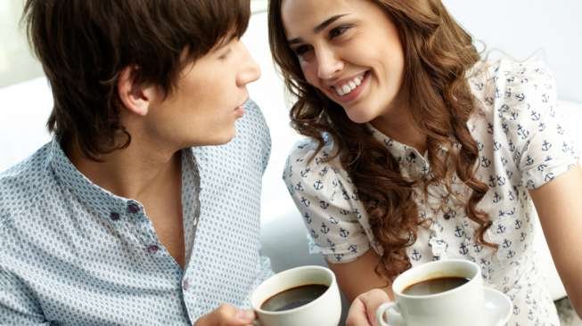 Ilustrasi remaja sedang minum kopi. (Sumber: Shutterstock)