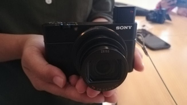 Kamera saku Sony RX100 VI, pendahulu Sony RX100 VII, yang telah diperkenalkan di Jakarta [Suara.com/Aditya Gema Pratomo].