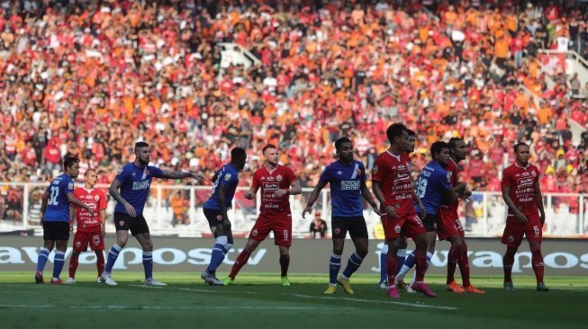 Pertandingan Persija Jakarta vs PSM Makassar saat final Leg pertama Piala Indonesia yang digelar di Stadion Utama Gelora Bung Karno (SUGBK). [Suara.com/Muhaimin A Untung]