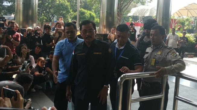 Gubernur Kepulauan Riau Nurdin Basirun telah tiba di Gedung KPK, Kuningan, Jakarta Selatan, Kamis (11/7/2019). (Suara.com/Welly Hidayat)