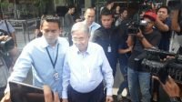 Kwik Kian Gie usai diperiksa sebagai saksi kasus korupsi SKL BLBI di KPK. (Suara.com/Welly H).