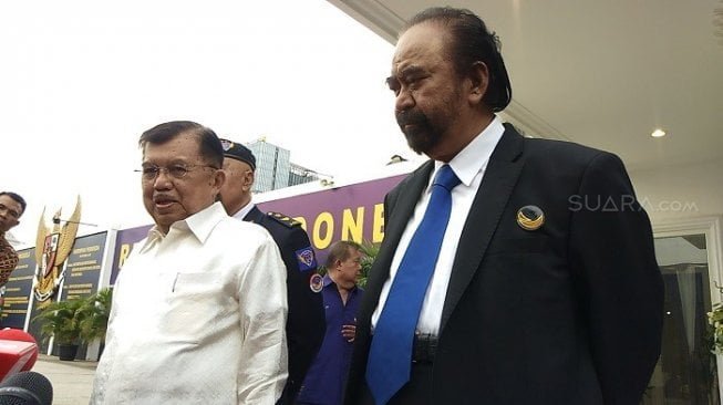 Wapres Jusuf Kalla saat bersama Ketua Umum Partai Nasdem Surya Paloh. (Suara.com/Ria Rizki)