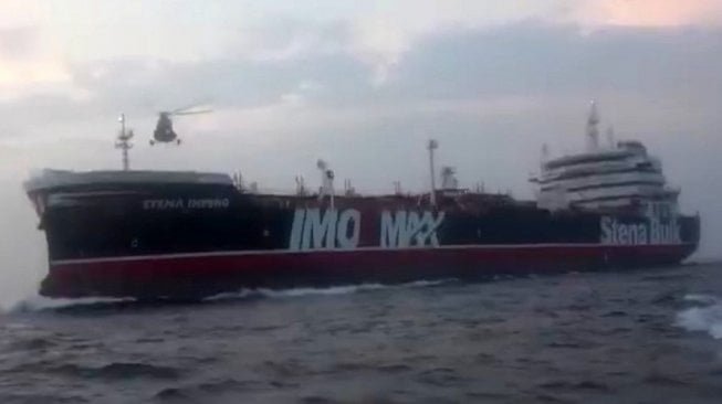 Penampakan capture video kapal tanker IMO MAX berbendera Inggris yang dilaporkan ditahan Iran di Selat Hormuz. (SEPAH NEWS / IRAN'S REVOLUTIONARY GUARDS WEBSITE / AFP)