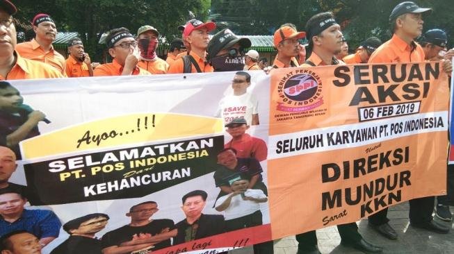 Para pegawai PT Pos Indonesia melakukan aksi demonstrasi. (Suara.com/Walda Marison)