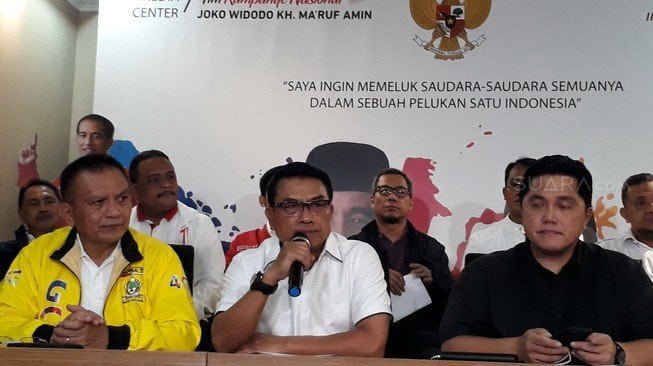 Wakil Ketua TKN, Moeldoko (tengah), dalam jumpa pers deklarasi kemenangan Jokowi - Ma'ruf Amin di Posko Cemara, Jakarta, Menteng, Jumat (19/4/2019) malam. [Suara.com/Ummi Hadyah Saleh]