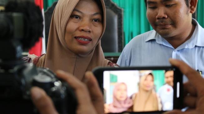 Terpidana kasus pelanggaran UU ITE Baiq Nuril menjawab sejumlah pertanyaan wartawan usai menjalani sidang perdana pemeriksaan berkas memori PK di Pengadilan Negeri Mataram, NTB. (Ist)