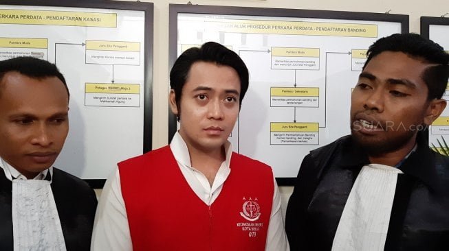 Kriss Hatta dan kuasa hukumnya di Pengadilan Negeri Bekasi, Rabu (26/6/2019). [Revi Cofans Rantung/Suara.com]