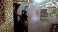 Nining, guru honorer di SD Negeri 3 Karya Buana, Kecamatan Cigeulis, Kabupaten Pandeglang, Banten, terpaksa tinggal di toilet sekolah. [Suara.com/Yandhi Deslatama]