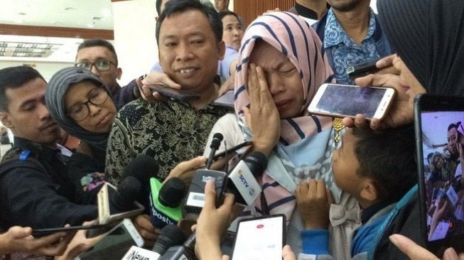DPR setujui pemberian amnesti, tangis Baiq Nuril pecah, Kamis (25/7/2019). (Suara.com/Novian)