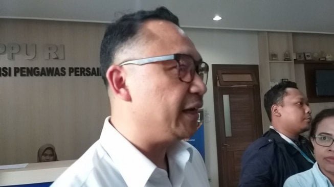Direktur Utama PT Garuda Indonesia (Persero) Tbk, I Gusti Ngurah Askhara Danadiputra atau Ari Askhara di KPPU. (Suara.com/Muslimin)