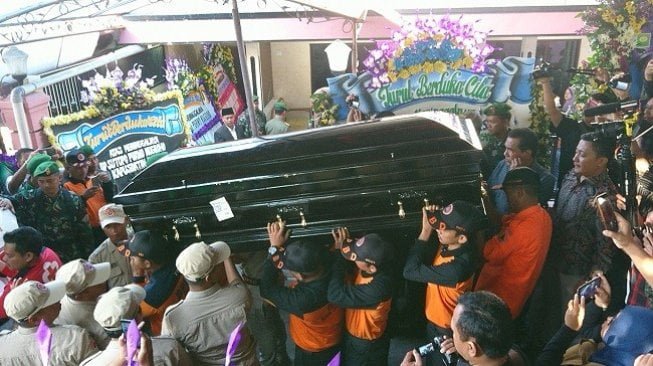 Jenazah Kapusdatin BNPB Sutopo Purwo Nugroho tiba di rumah duka di Boyolali, Jawa Tengah, Senin (8/7/2019) pagi. (Suara.com/Ari Purnomo)