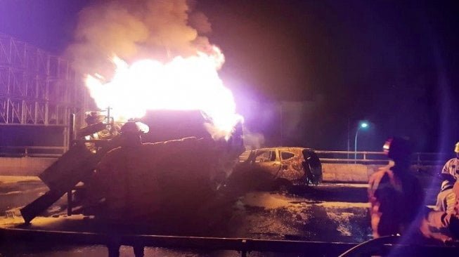 Truk tanki Pertamina terbakar di Tol Dalam Kota arah Cawang. (Foto: Twitter/TMC Polda Metro Jaya)
