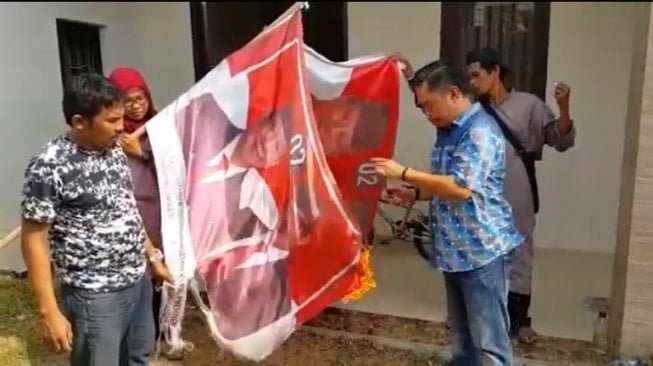 PAS08 Sulsel bakar spanduk Prabowo - Sandi - (YouTube)