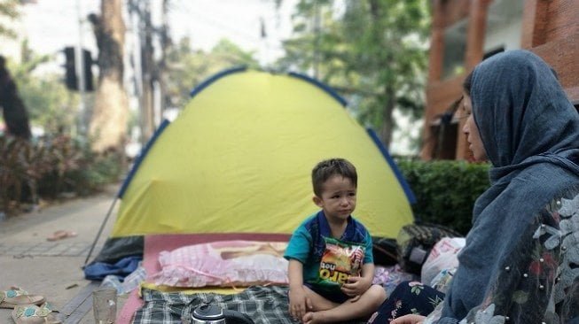 Kondisi salah satu keluarga imigran yang tinggal di atas trotoar Kebon Sirih. (Suara.com/Fakhri Fuadi)