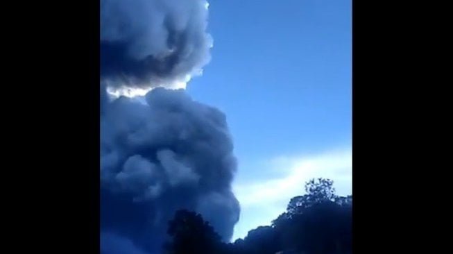 Gunung Tangkuban Perahu, Jawa Barat, erupsi serta mengeluarkan abu vulkanik, Jumat (26/7/2019) sore sekitar pukul 16,00 WIB. [Twitter]