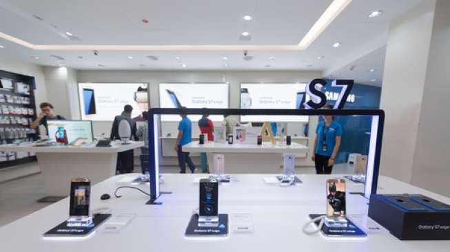 Smartphone Samsung Galaxy S7 Edge dipamerkan di sebuah toko di Malaysia (Shutterstock).