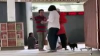 perempuan bawa anjing