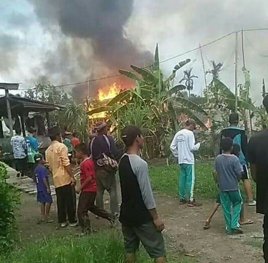 Kebakaran yang terjadi di Desa Mendahara Tengah, Kecamatan Mendahara, Tanjabtimur. Foto: Tra/Jambiseru.com