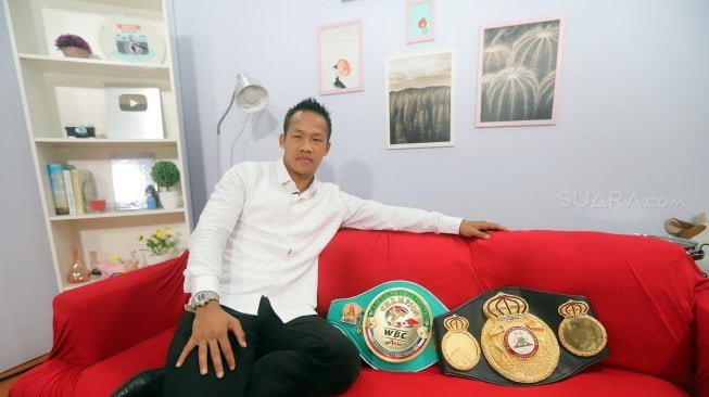 Petinju Indonesia, Daud Yordan, berpose dengan sabuk juara kelas ringan super WBC International Challenge Belt yang belum lama ini didapatnya dan sabuk kelas ringan WBO Inter-Continental. (Ist)