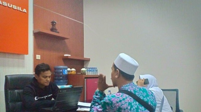 Jemaah calon haji melaporkan aksi penipuan percepatan keberangkatan haji ke Polda Jawa Timur. (Suara.com/Achmad Ali)