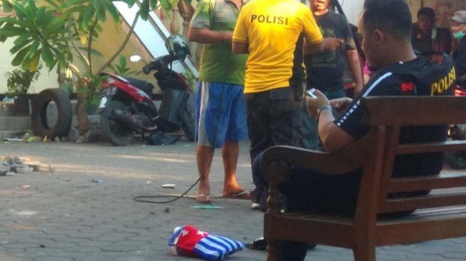 Polisi menggeledah asrama mahasiswa Papua di Jalan Kalasan No 10 Kota Surabaya pada Sabtu (17/8/2019). [Suara.com/Dimas Angga P]