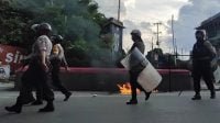 Petugas kepolisian berjaga saat berlangsungnya aksi unjuk rasa di Jayapura, Papua, Kamis (29/8). [ANTARA FOTO/Indrayadi TH]