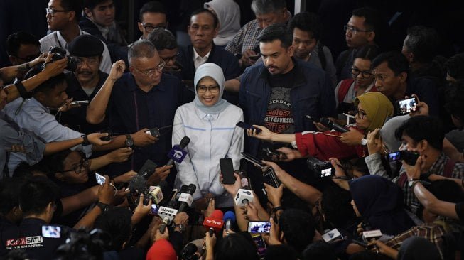 Plt Direktur Utama Perusahaan Listrik Negara (PLN) Sripeni Inten Cahyani menyampaikan keterangan kepada wartawan usai bertemu dengan pimpinan Komisi VII DPR di Kompleks Parlemen Senayan, Jakarta. (Ist)