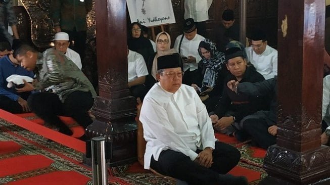 Tangis SBY pecah di persemayaman jenazah sang ibunda, Siti Habibah di Puri Cikeas, Bogor, Sabtu (31/8/2019). (Suara.com/Fakhri Fuadi)