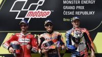 Pebalap Repsol Honda, Marc Marquez (tengah), memenangi balapan MotoGP Ceko 2019 di Sirkuit Brno, Minggu (4/8). Diikuti kemudian oleh Andrea Dovizioso (kiri/Mission Winnow Ducati) dan Jack Miller (Alma Pramac Racing). [AFP/Michal Cizek]