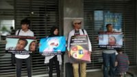 Sejumlah masyarakat sipil menggelar aksi tolak rencana Komisi Penyiaran Indonesia atau KPI untuk mengawasi YouTube, Facebook dan Netflix. (Suara.com/Yasir)